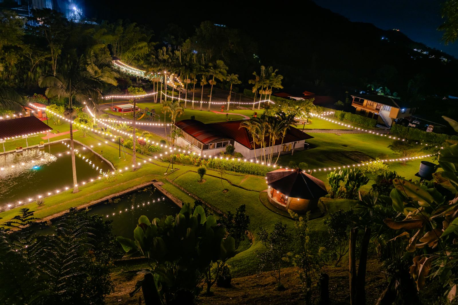 Vista aérea de Puente Nuevo, salón de eventos en Pereira con zonas verdes y lago